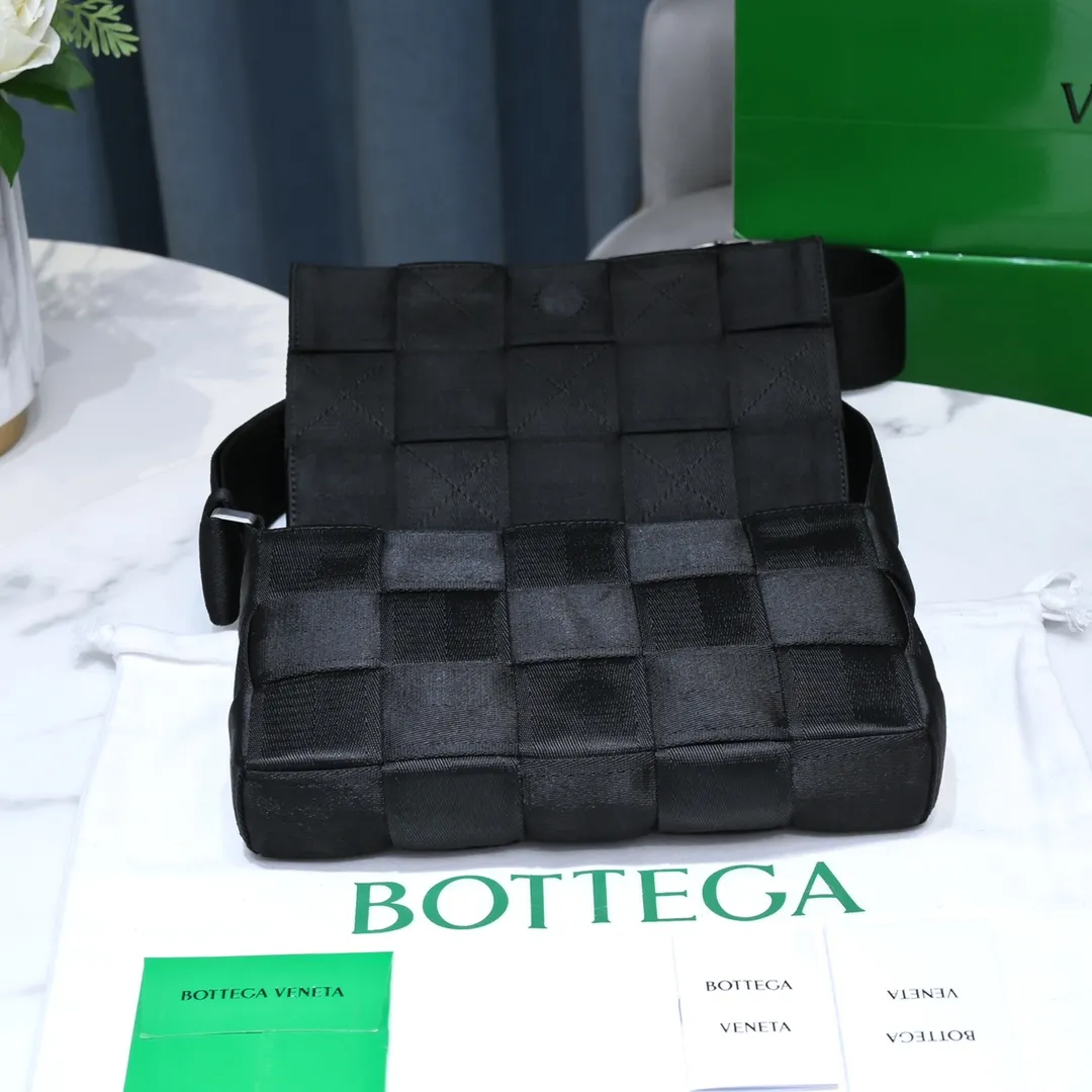 B’s new fall and winter products are coming! The popular Cassette square bag with woven elements has been upgraded again and made its grand debut. This time it is made of woven webbing. It feels super soft and delicate. The opening is designed with a magnetic buckle. The hardware has also been fully upgraded. Both the accessories and the design are at a higher level. It is simple and advanced for both men and women. 🉑️ It can be worn crossbody or in the hand to bring a sense of luxury and a strong aura! Hurry up and get it. Size 25x15x5, style number: 6618#